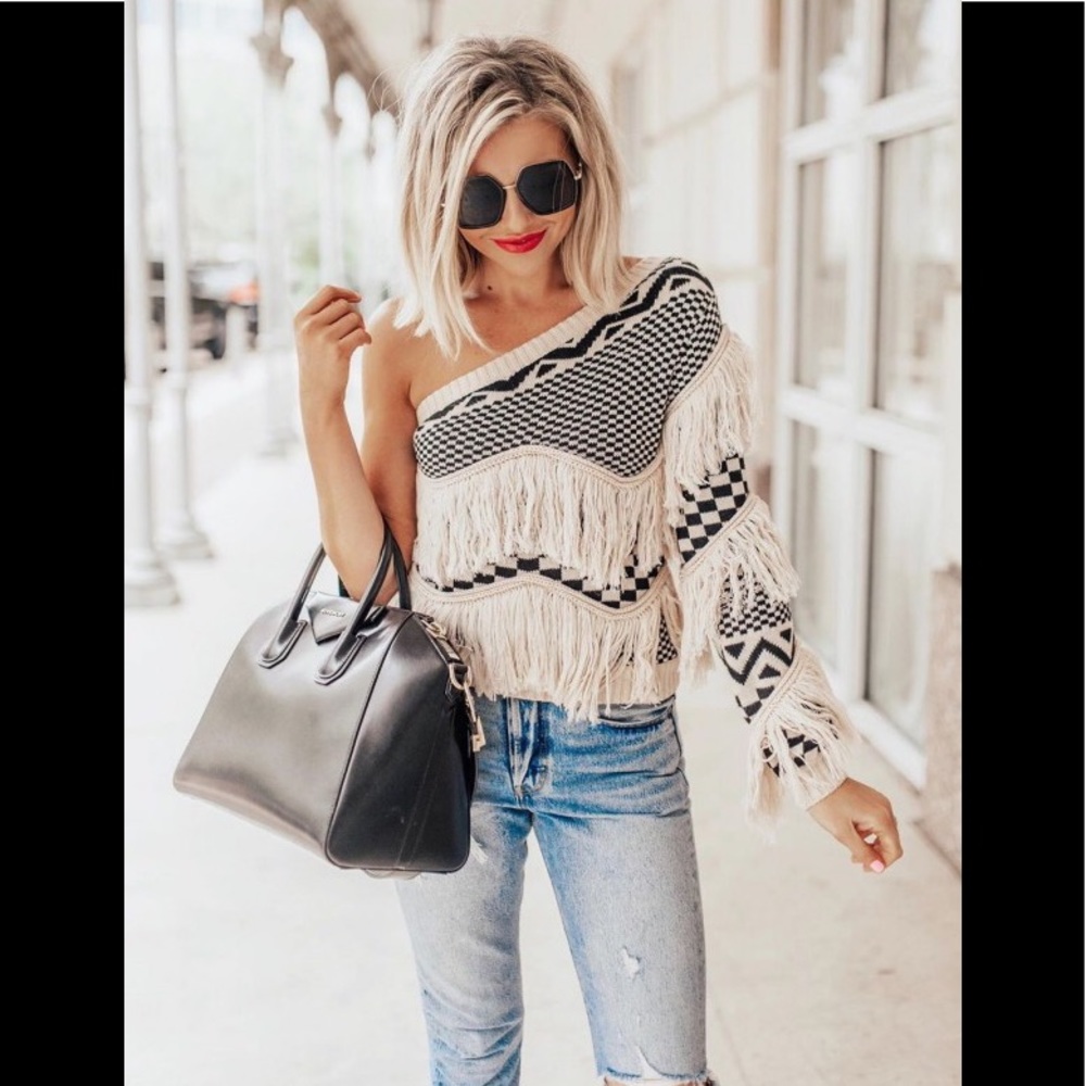 ⭐️Host Pick ⭐️ Off The Shoulder Fringe Sweater